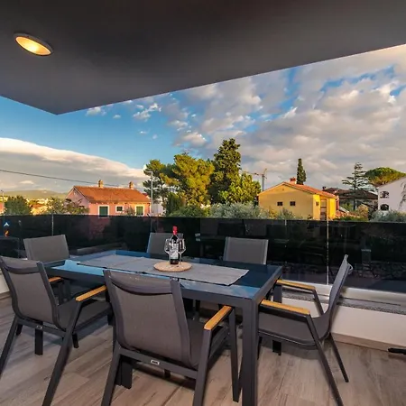Comfortable 2 Bedroom Marina Close To