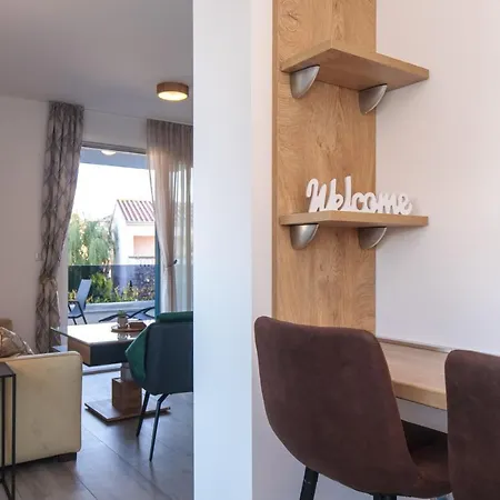 Apartment Comfortable 2 Bedroom Marina Close To