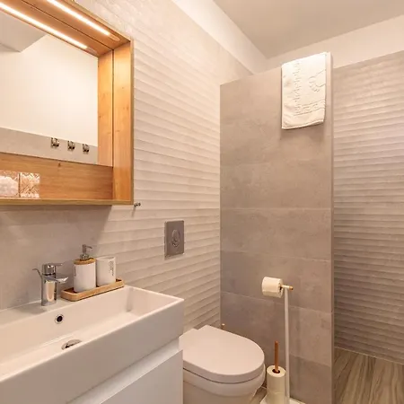 Comfortable 2 Bedroom Marina Close To Apartment
