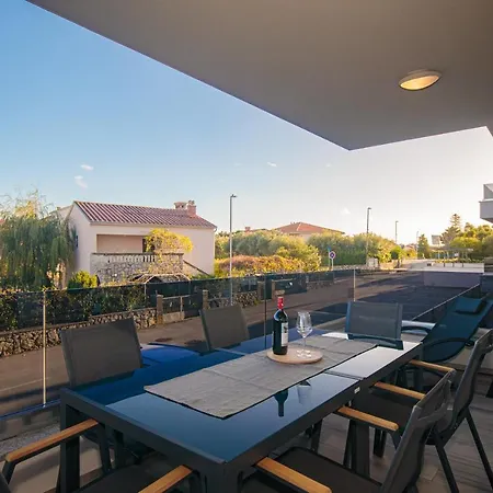 Comfortable 2 Bedroom Marina Close To