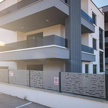 Comfortable 2 Bedroom Marina Close To *