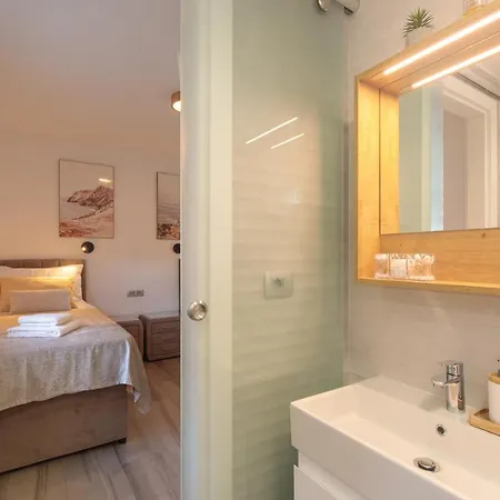 Comfortable 2 Bedroom Marina Close To