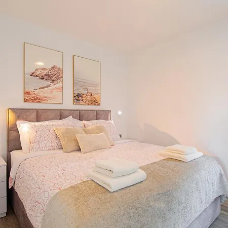 Comfortable 2 Bedroom Marina Close To *