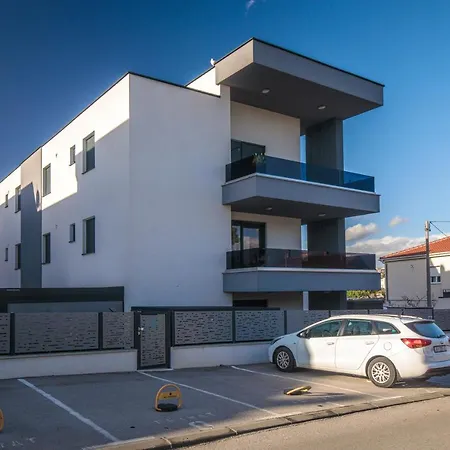 Comfortable 2 Bedroom Marina Close To Apartment *