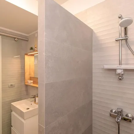 Comfortable 2 Bedroom Marina Close To Krk Town