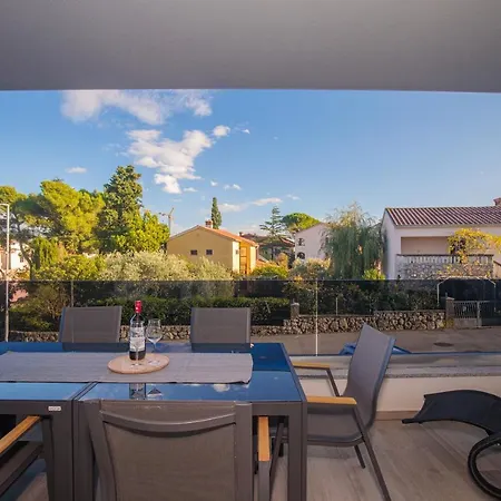 Comfortable 2 Bedroom Marina Close To Lägenhet Krk Town